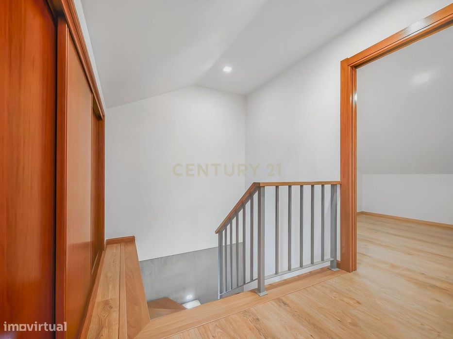 Apartamento T2 Dúplex com Vista Panorâmica e Garagem com Carregamento