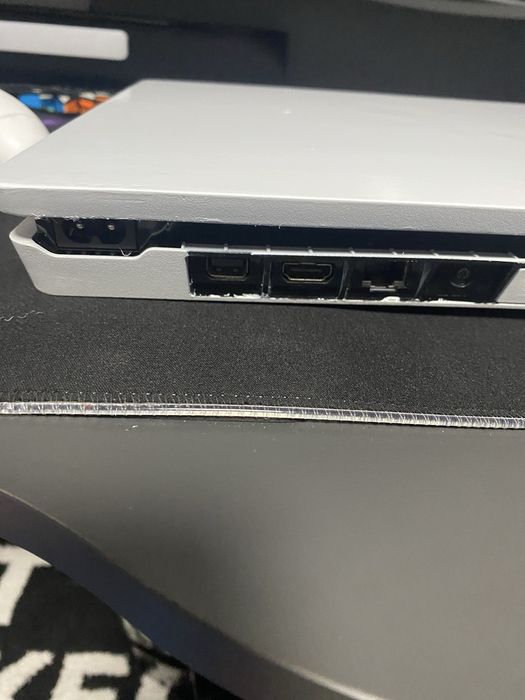 PlayStation 4 Slim em ótimo estado