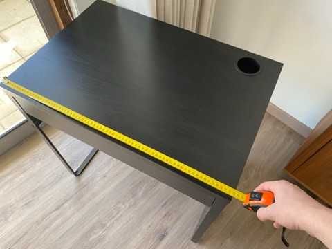 Secretária IKEA com gaveta e gestão de cabos integrada