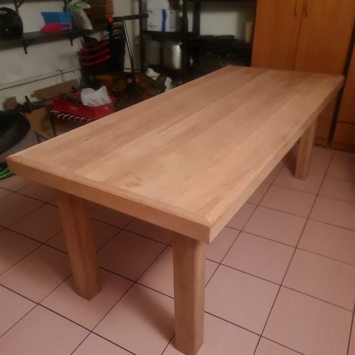 Drewniany stół z litego drzewa - nowy