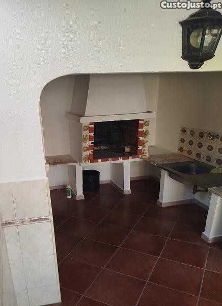 Moradia T2-R/C, Mobilada, Aroeira, Charneca Caparica num condomínio.