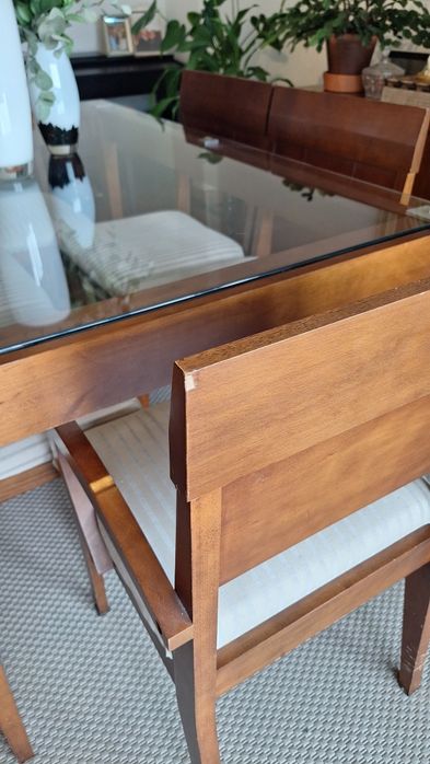 Mesa de jantar e cadeiras em madeira maciça e tampo de vidro