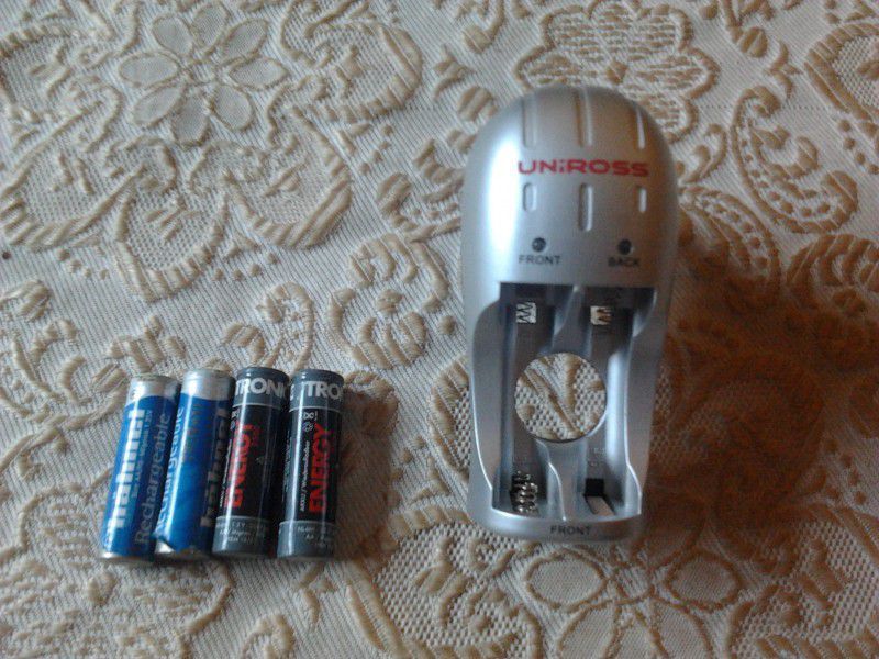 carregador de pilhas AAA / AA + 4 pilhas ( a funcionar bem )