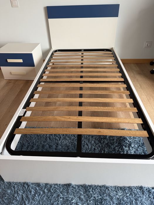 Cama solteiro / criança + mesinha de cabeceira