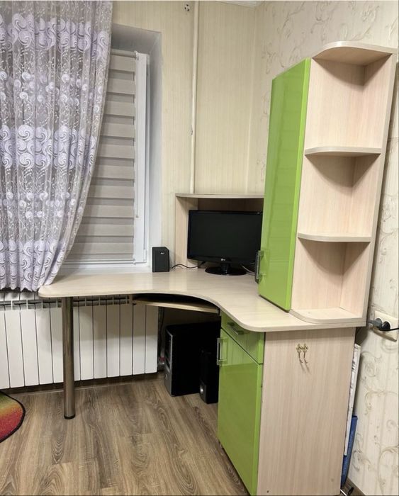 Ексклюзивний кутовий комп'ютерний стіл на замовлення / Стіл із шафою