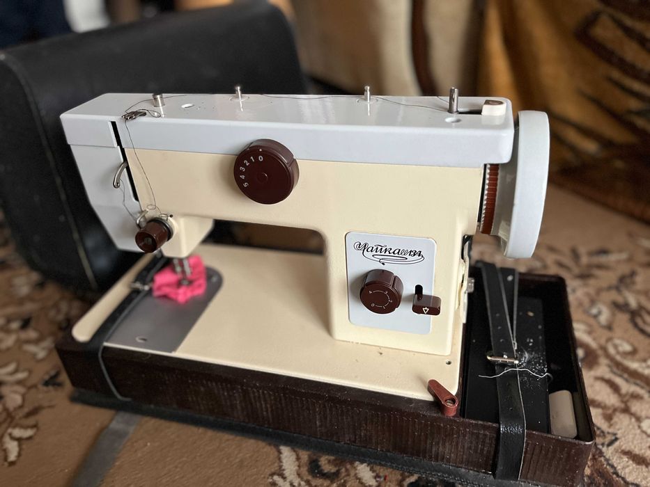 Швейна машина Чайка 142М з електроприводом та футляром-чемоданом