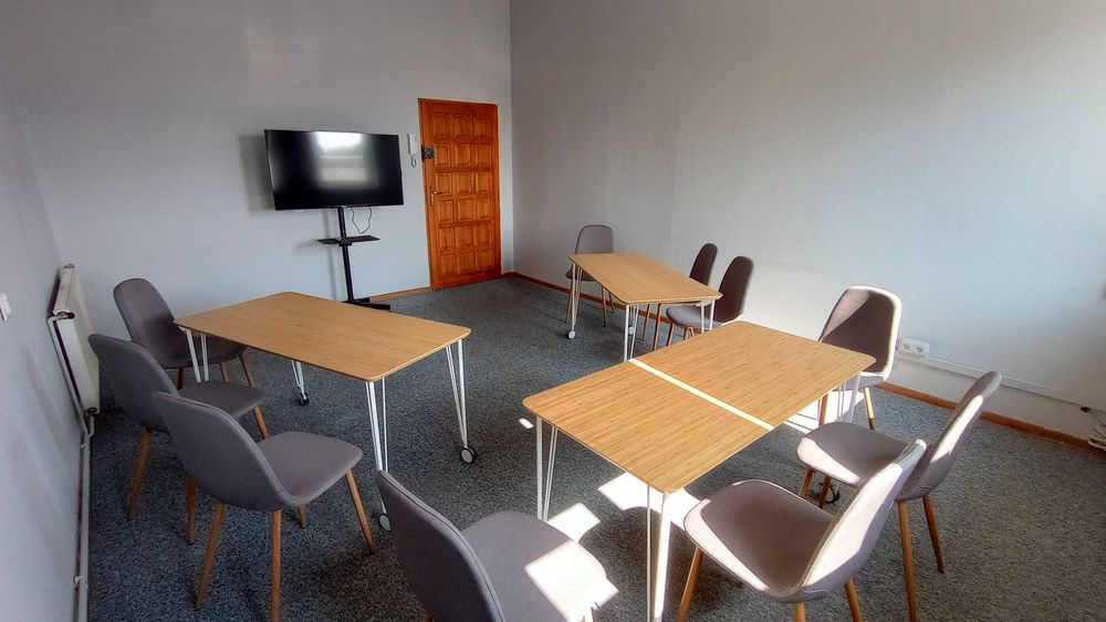 Krzesło JYSK Jonstrup szare / nogi w kolorze dębu – styl skandynawski
