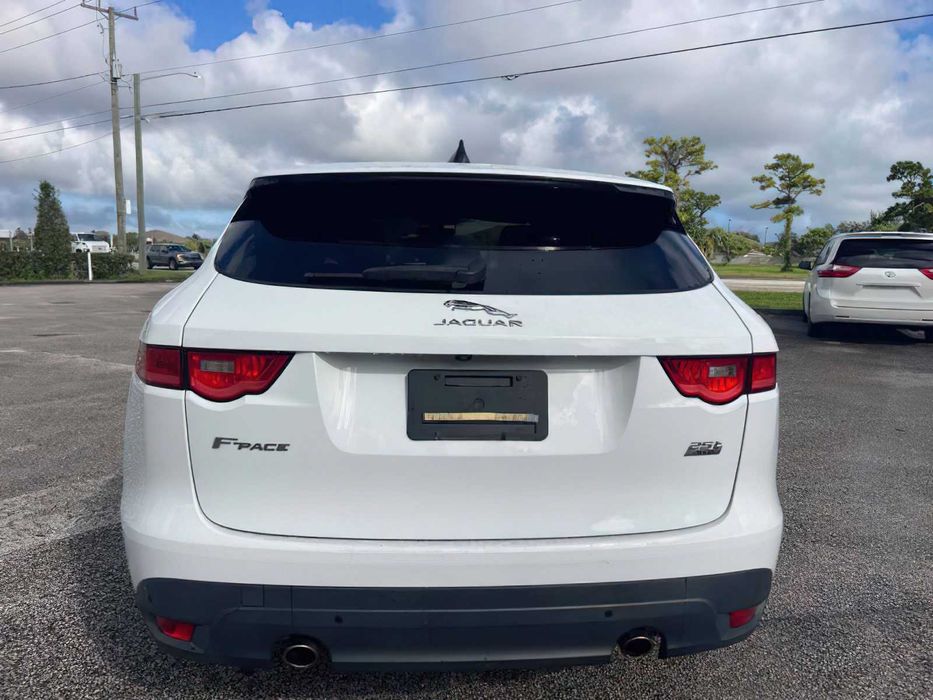 Jaguar F-PACE      2020
