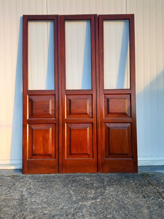 Portada de mogno maciço