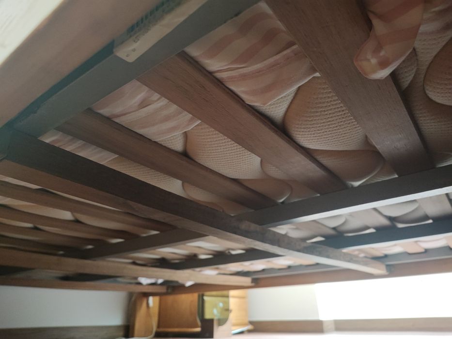 Cama, colchão, cabeceira e mesas de cabeceira em madeira maciça