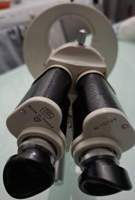 Microscópio com acessórios