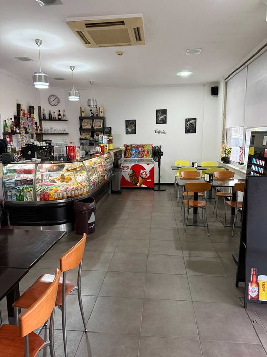 Vende-se Loja Comercial com Café/Snack-Bar em Funcionamento e Licença de Restauração e Bebidas