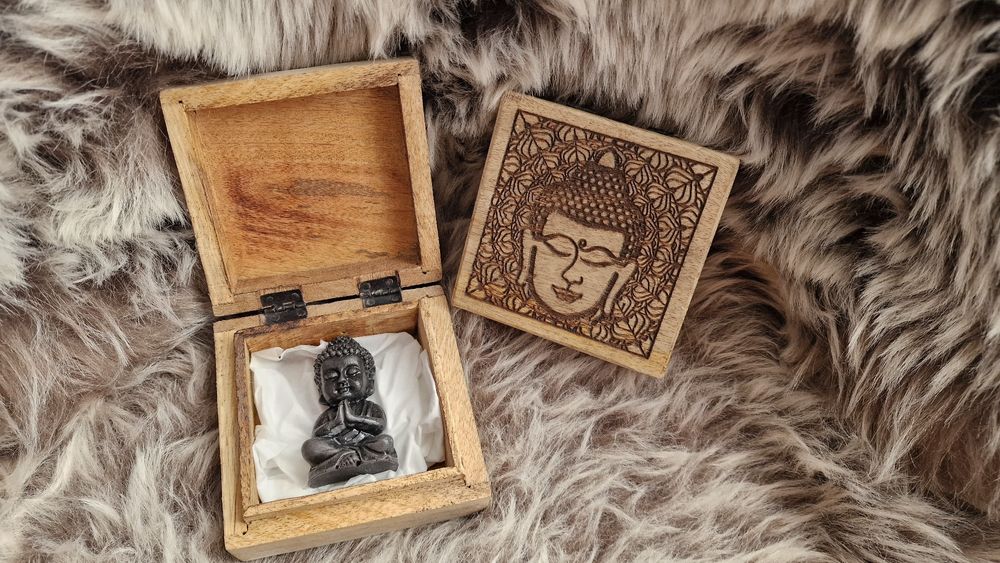 Buda em Pó de Mármore Aromático com caixinha de madeira