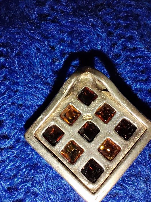 Srebrna zawieszka z bursztynem próba 925