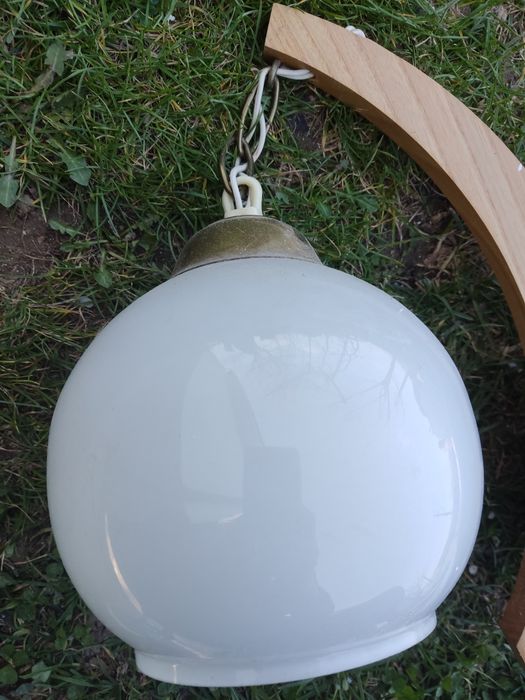 Lampa ścienna, szklany klosz, drewniana obudowa