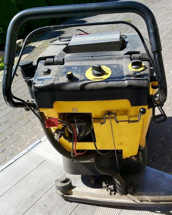 Szorowarka maszyna sprzątająca Karcher