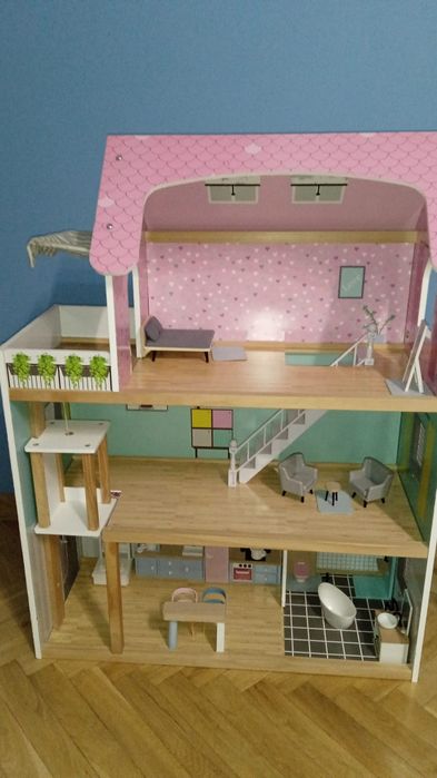 Drewniany domek dla lalek