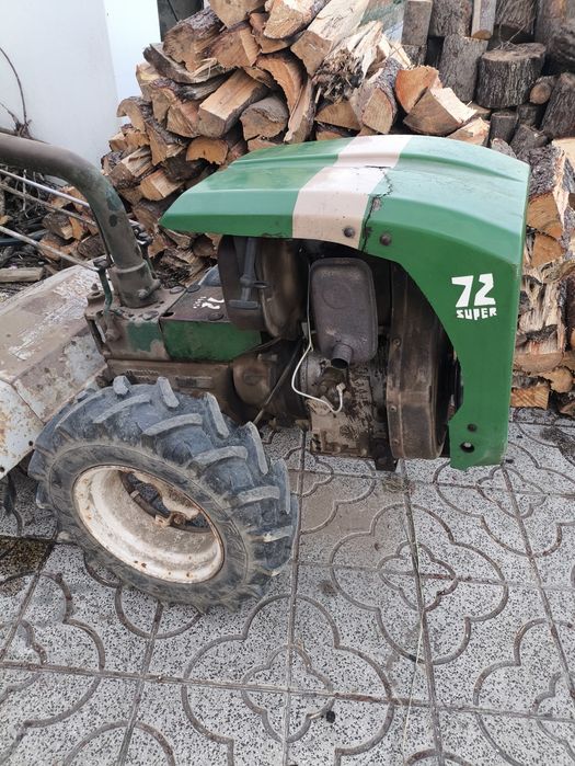 Motocultivador Ferrari com alfaias e atrelado