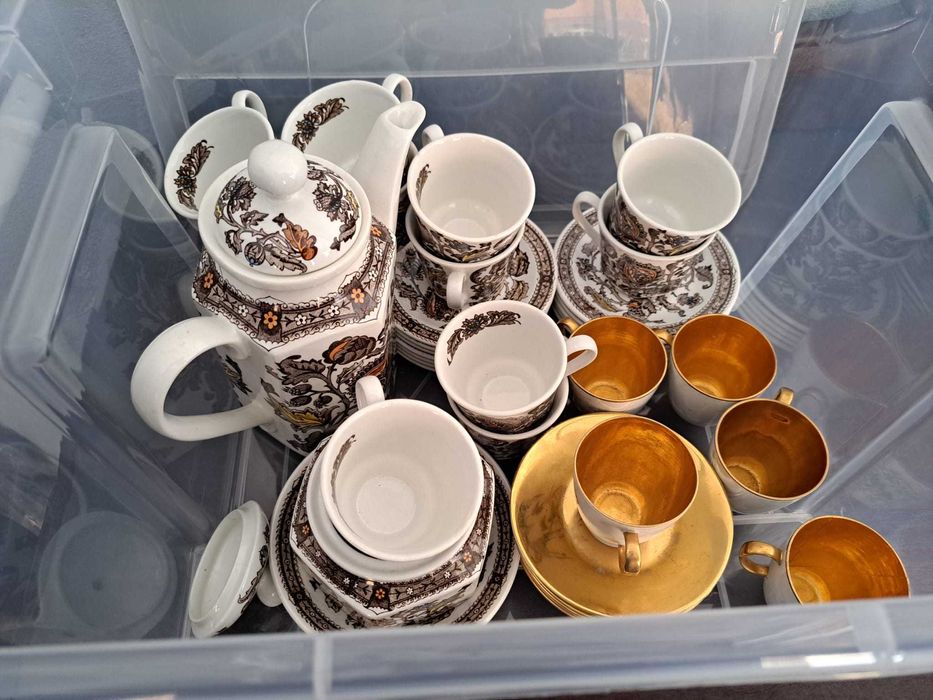 Móveis e loiça antigos