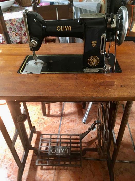 Máquina de costura de coleção Oliva CL45
