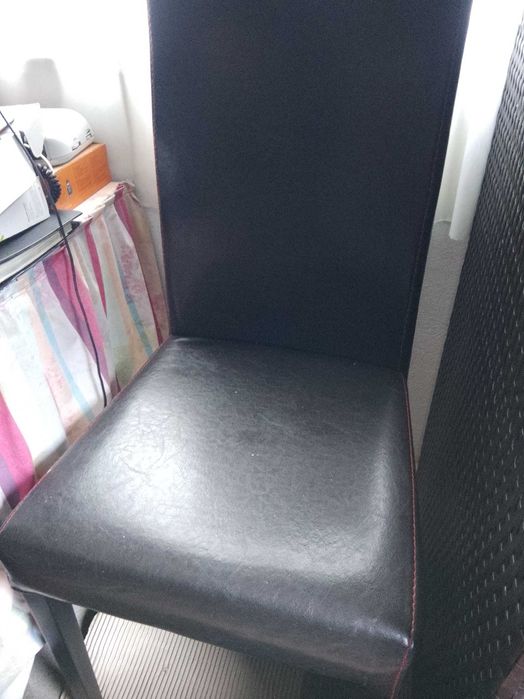 Mesa de sala extensível em carvalho e 6 cadeiras em pele integral