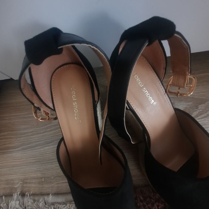 Buty na koturnie