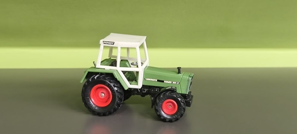 Siku traktor Fendt 1 32
