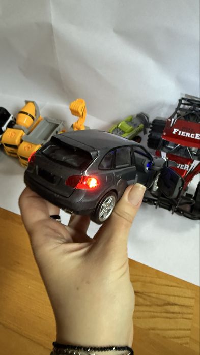 Zestaw zabawkowych samochodów