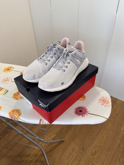 Продам женские кроссовки Reebok