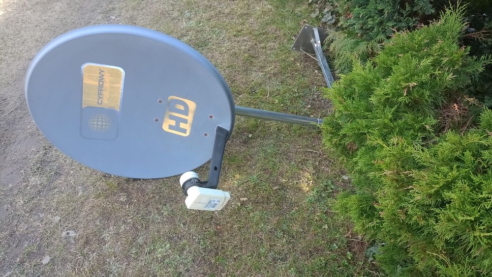Antena satelitarną z uchwytem