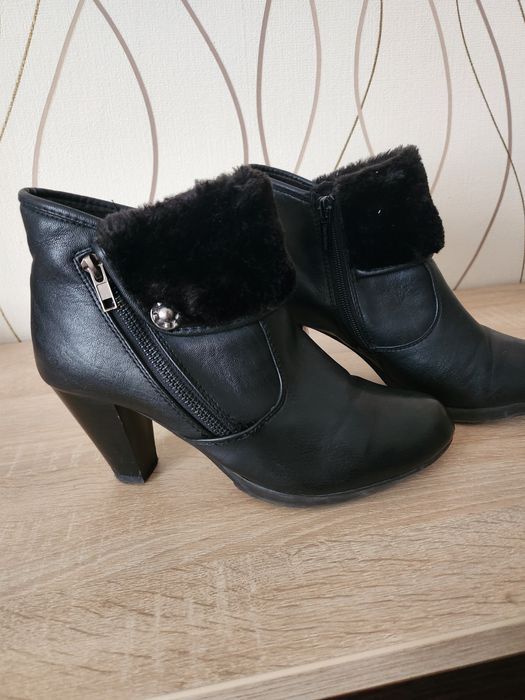 Kozaczki czarne na obcasie.