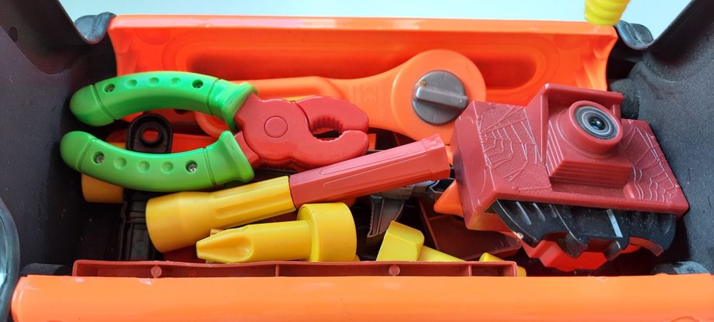 Skrzyneczka narzędziowa zabawkowa