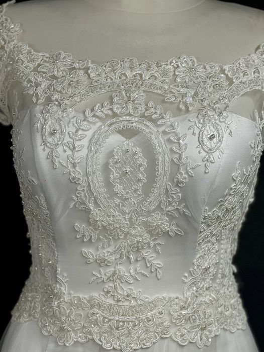 Elegancka suknia ślubna z koronką i trenem