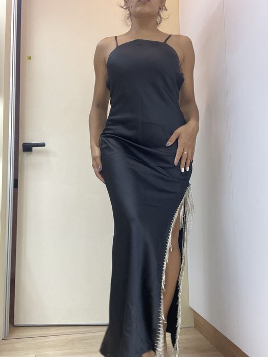 Чорна атласна сукня з розрізом. Італія