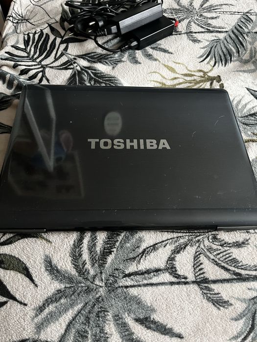 laptop Toshiba z ladowarka.