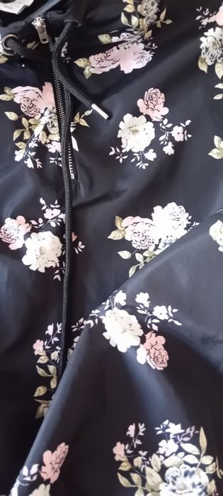 Wiatrówka czarna w kwiaty pastelowe