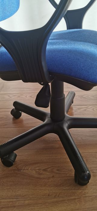 Krzesło obrotowe do biurka niebieskie