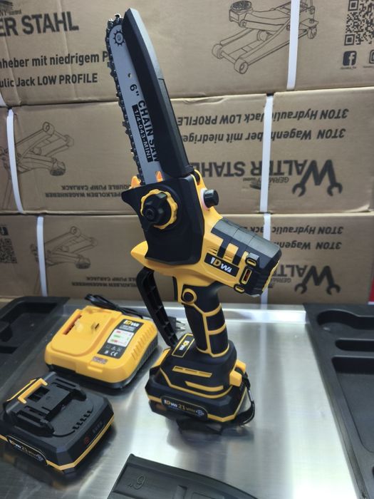 Motosserra podadora eléctrica com 2 baterias de 21V DW