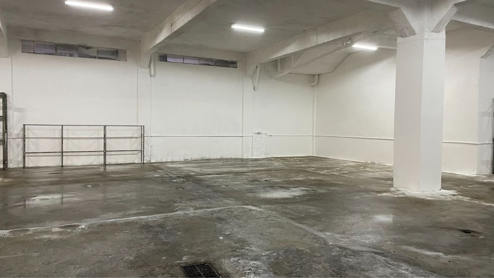Armazém com 850m2 no Catujal