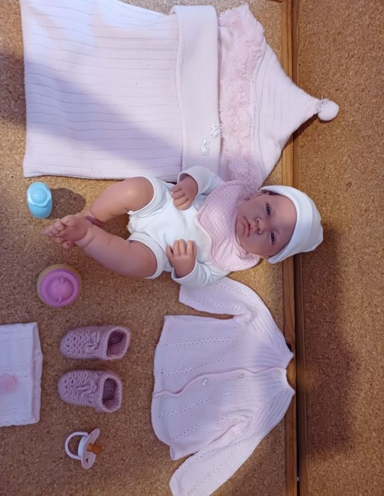 Boneca bebé com roupas e acessórios.
