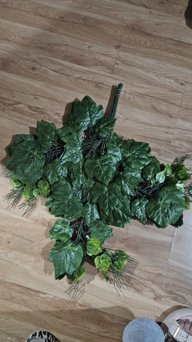 Pęczek sztucznych lisci  winogron gipsowane doniczki plastikowe