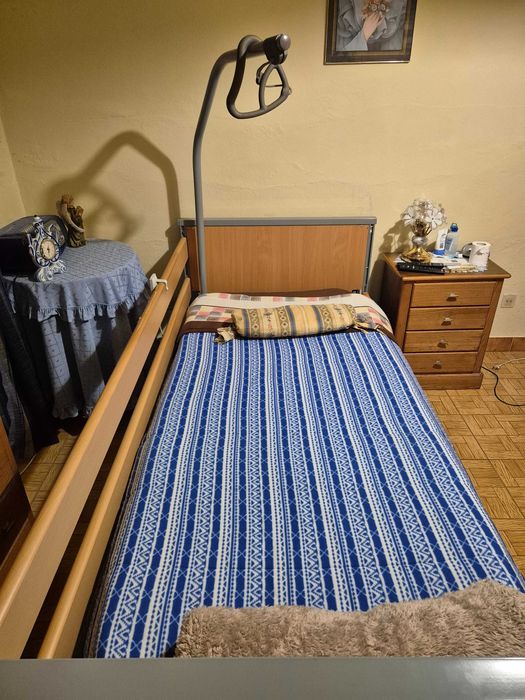 Venda de cama ortopédica articulada com colchão anti escaras e compressor. Recolha deve ser feita pelo comprador