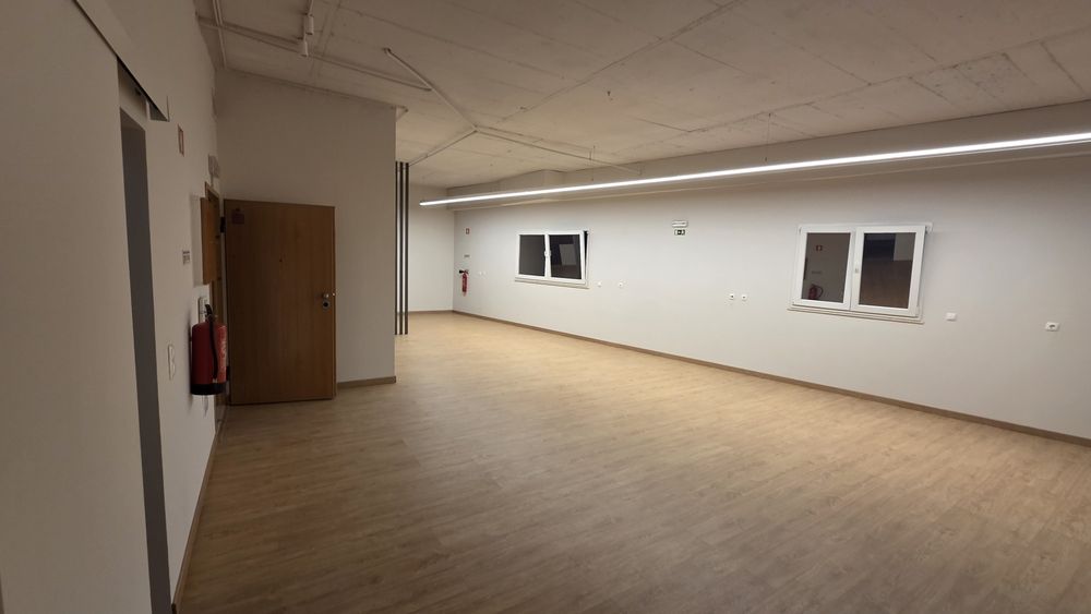 Escritório/Atelier em open space com 70 m², situado a apenas 500 metros do Centro Comercial UBBO