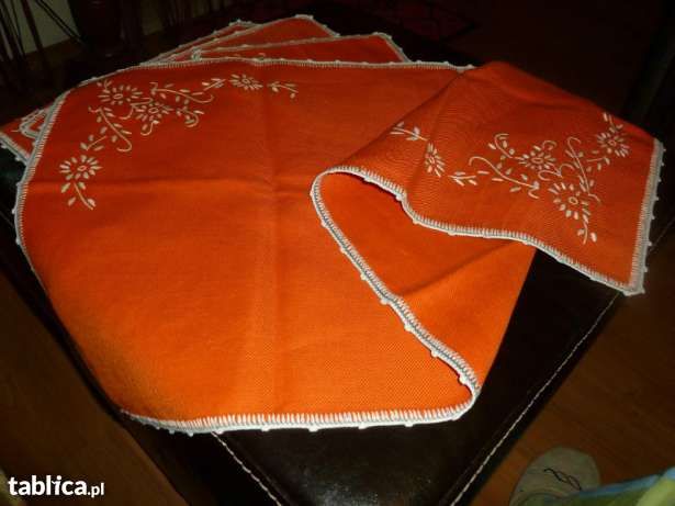 Bieżnik haftowany  plus 6 serwetek, praca ręcznie wykonana