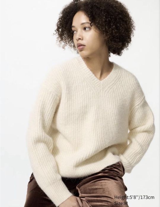 Светри Uniqlo soufflé yarn mock neck jumper та Fluffy V-Neck Sweater