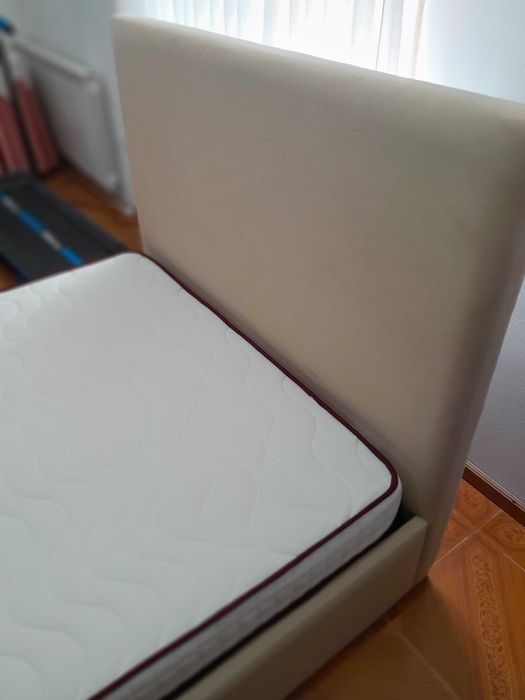 Cama semi nova em ótimo estado