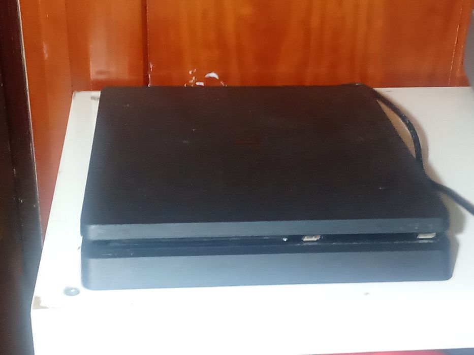 Consola PS4 com cabo e um comando