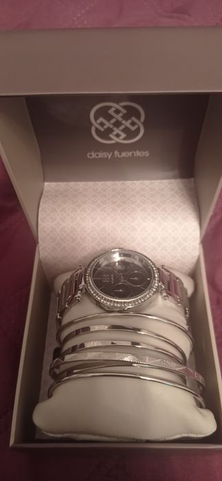 Zegarek damski z bransoletkami Daisy Fuentes