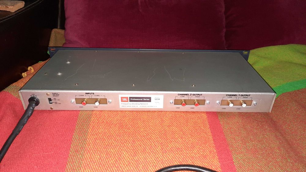 Crossover áctivo JBL