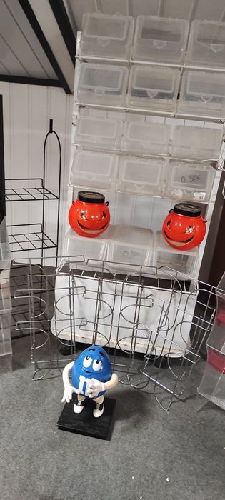 Expositores, gomas e revistas